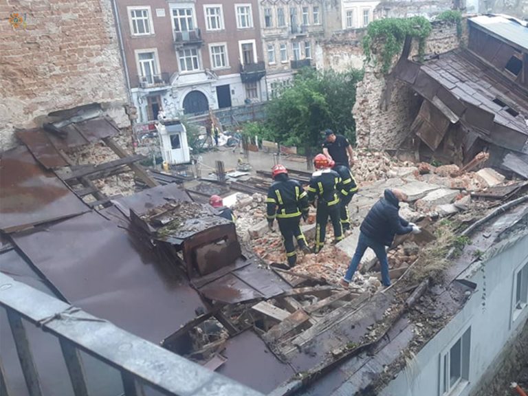 У Львові під завалами будинку виявили мертвого чоловіка (ФОТО)