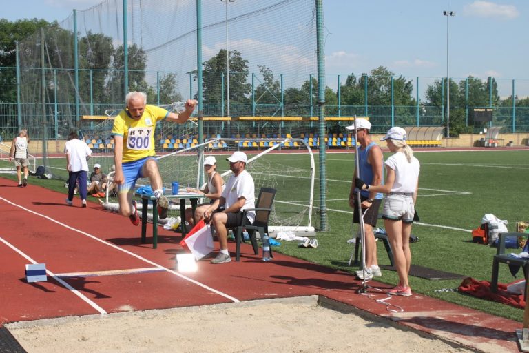 80-річний викладач з Франківська встановив світовий рекорд (ФОТО)
