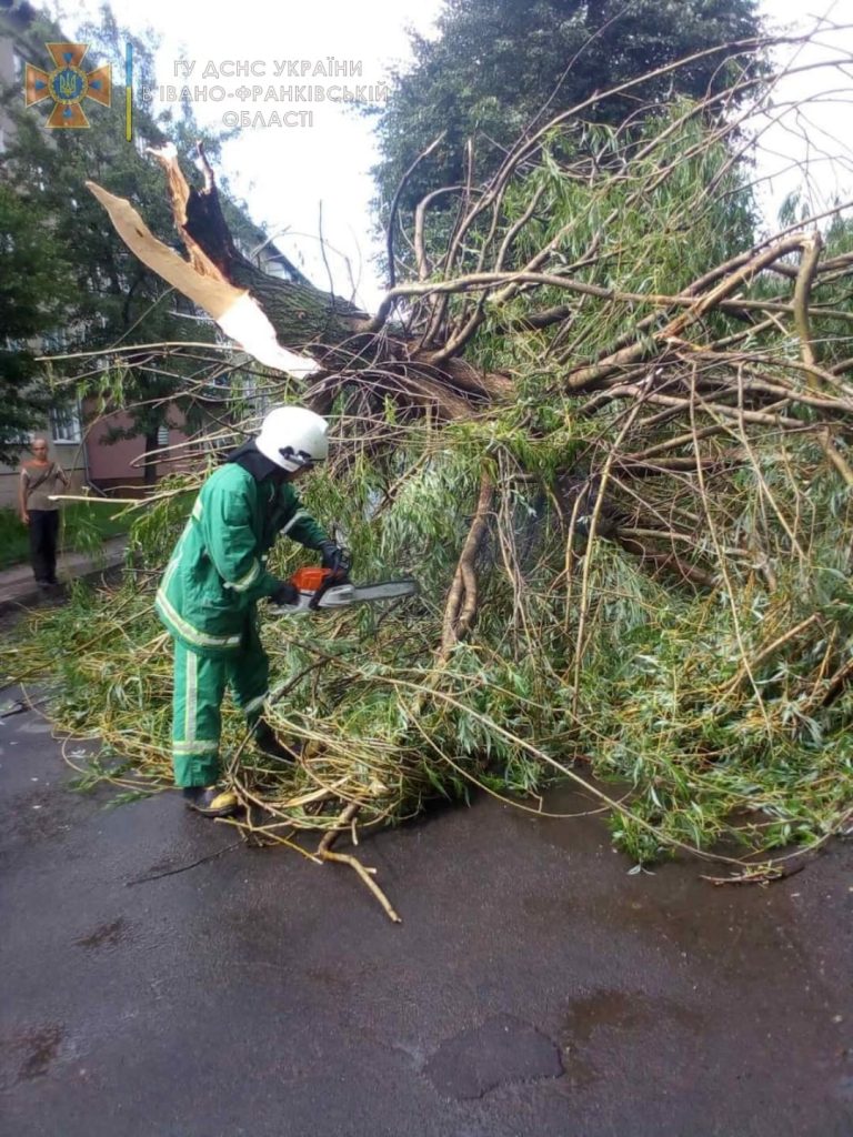 На Коломийщині вітром зірвало покрівлю школи та народного дому 12 221706022 4144515099001627 1918238522637144 n