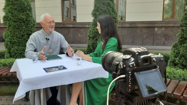 Хто Вам, владико, готує борщ: запитала франківська журналістка у митрополита Війтишина (ВІДЕО) 4 221955432 2600711156741919 6058387996632265585 n