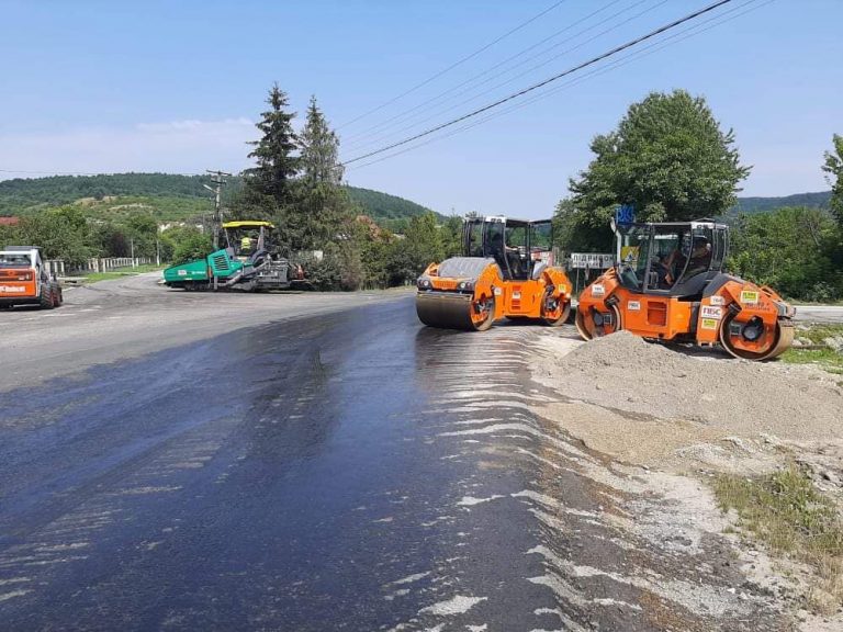 На Франківщині на автодорозі «Стрий-Знамянка-Ізварине» працює майже пів сотні дорожньої техніки (ФОТО)