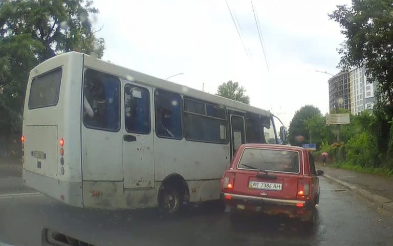 Ранкова ДТП у Франківську: зіштовхнулися автобус та легковик (ВІДЕО) 3 22222 2
