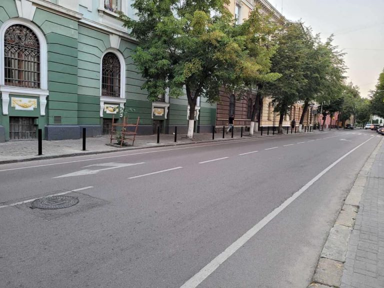 У Франківську на ще одній вулиці ліквідували паркування на тротуарах (ФОТО) 1 223968277 219992556794814 5646309596762231062 n