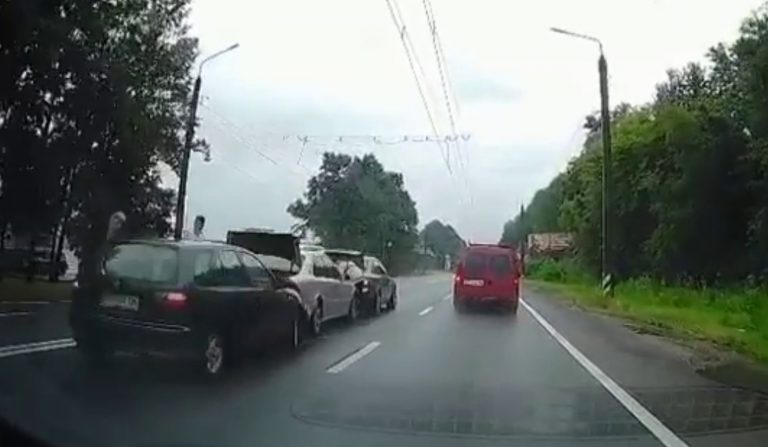 Ранкова ДТП неподалік Івано-Франківська: зіштовхнулися три автівки (ВІДЕО) 11 3 6