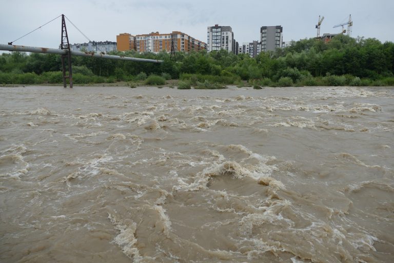 Наслідки негоди: як у Франківську розлилася Бистриця-Надвірнянська (ФОТО) 8 6 4