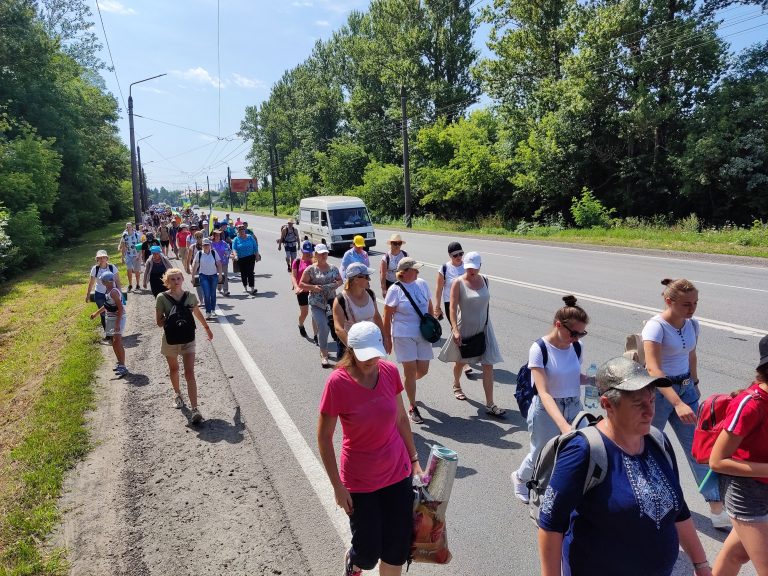 На Прикарпатті розпочалася піша проща до Галицької Чудотворної ікони Матері Божої (ФОТО) 4 На Прикарпатті розпочалася піша проща до Галицької Чудотворної ікони Матері Божої (ФОТО)