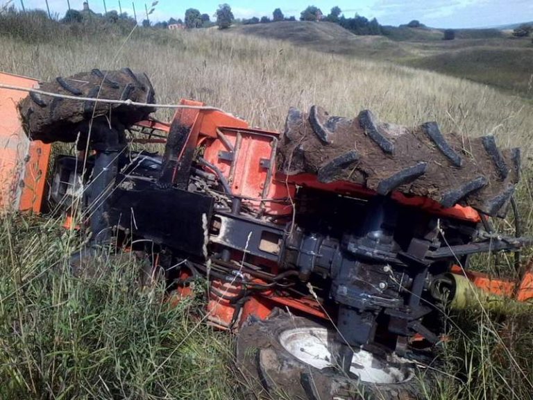 Samorobniy traktor perekinuvsya na Hmelnichchini pasazhir u komi 1 2017 06 01 02 25 56