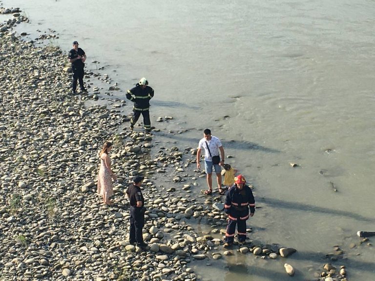 У Коломиї водолази шукають чоловіка, який стрибнув у річку і не виплив (ФОТО)