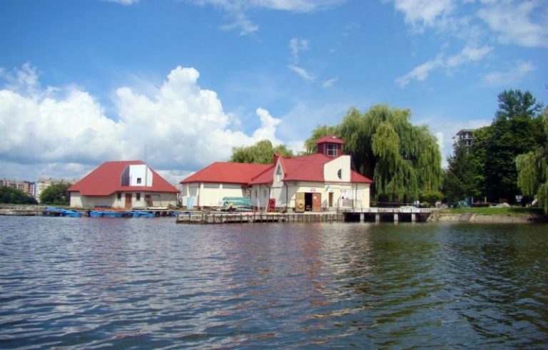 Перепливала озеро: у Франківську рятувальники втихомирювали жінку