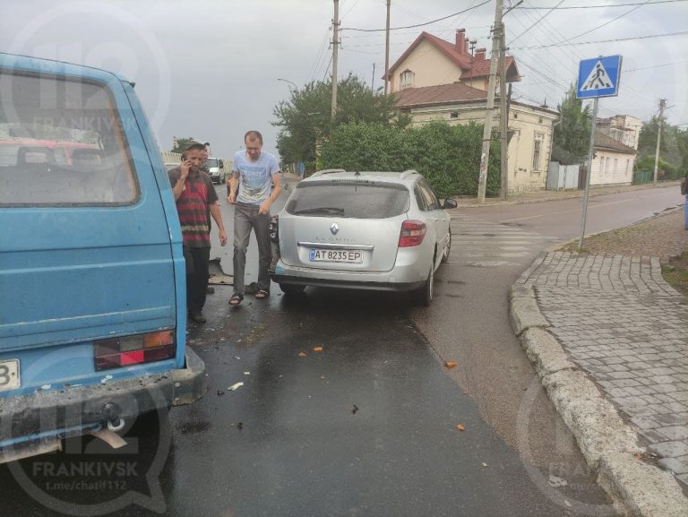 Ранкова ДТП у Франківську: не розминулися бус та легковик (ФОТО) 12 photo 2021 07 19 08 21 45