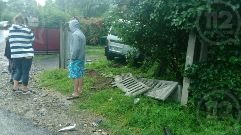 На Прикарпатті автівка збила паркан та в’їхала у магазин (ФОТО) 8 photo 2021 07 19 09 40 00 3
