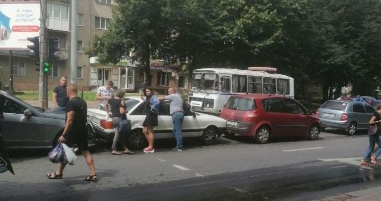 Масштабна ДТП в Івано-Франківську: суттєве ускладнення руху (ФОТО) 9 photo 2021 07 19 12 41 01