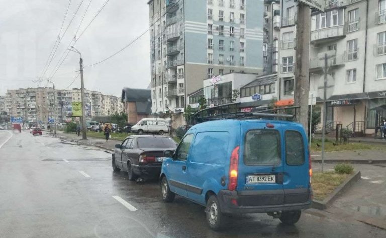 У Франківську на Івасюка не розминулися "БМВ" та "Рено" (ФОТО) 11 photo 2021 07 21 08 42 21
