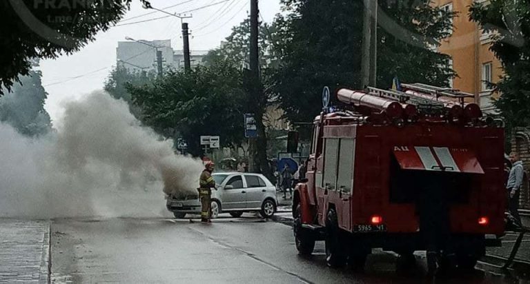 У Франківську посеред вулиці загорілася легкова автівка (ФОТО) 3 photo 2021 07 21 11 14 59