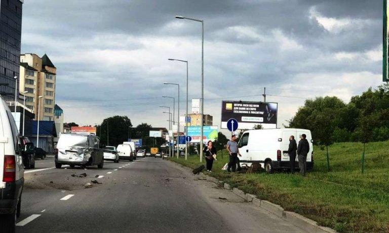 Ранкова ДТП в Івано-Франківську: зіштовхнулися два буси (ФОТО) 6 photo 2021 07 22 08 18 23