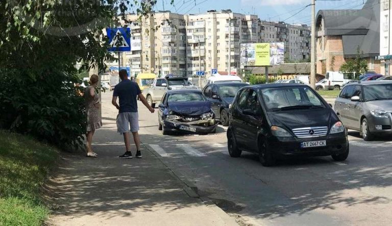 ДТП в Івано-Франківську: зіштовхнулися два легковики (ФОТО) 1 photo 2021 07 30 15 30 09