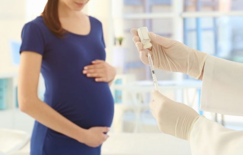Медики закликають вагітних жінок вакцинуватися проти коронавірусу