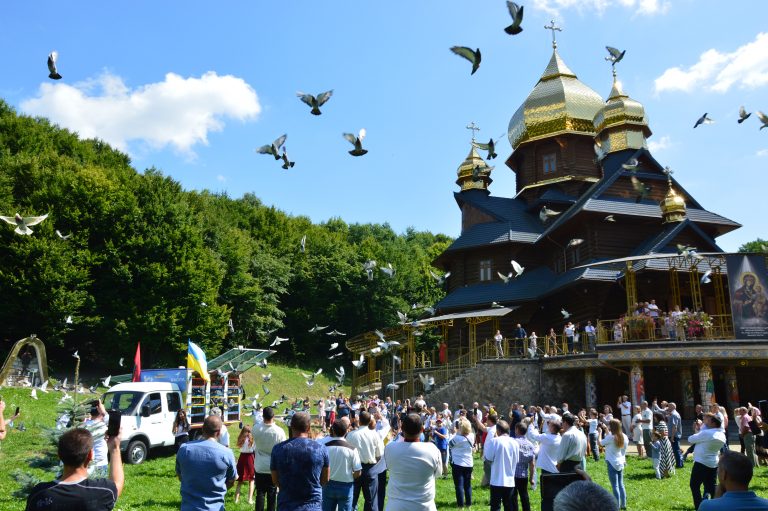 В небо над Прикарпаттям здійнялися півтори тисячі вісників миру (ВІДЕО) 3 1 21