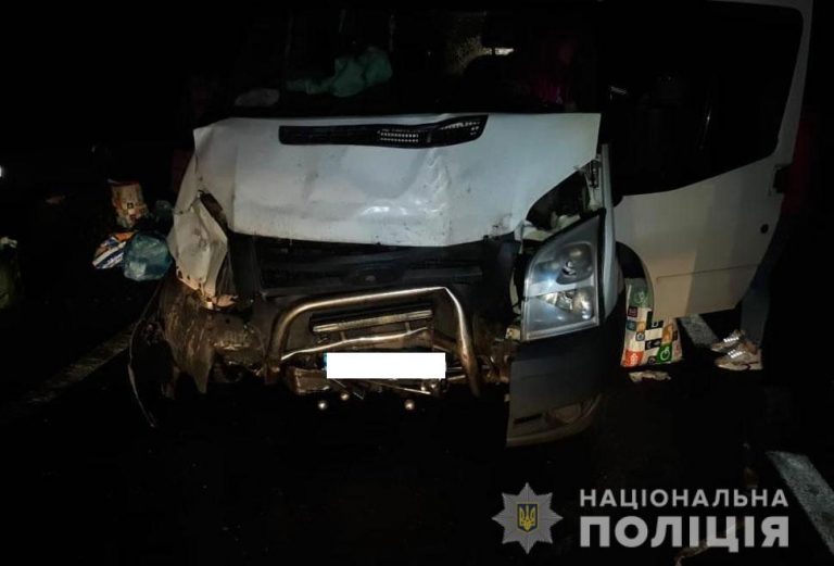 На Тернопільщині зіткнулися мікроавтобус, дві легківки та рейсовий автобус (ФОТО) 5 На Тернопільщині зіткнулися мікроавтобус, дві легківки та рейсовий автобус (ФОТО)