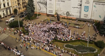 У Чернівцях 900 людей заспівали "Червону руту" (ВІДЕО)