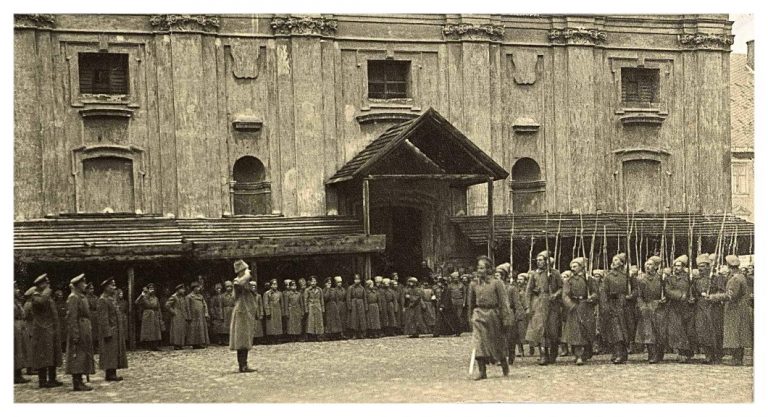 1916 r. Parad rosijskoyi imperatorskoyi pihoty bilya Katedry.