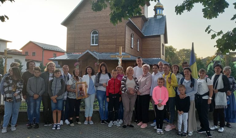 Віряни з Рожнятівщини здійснили пішу прощу до Гошева (ФОТО) 12 Віряни з Рожнятівщини здійснили пішу прощу до Гошева (ФОТО)