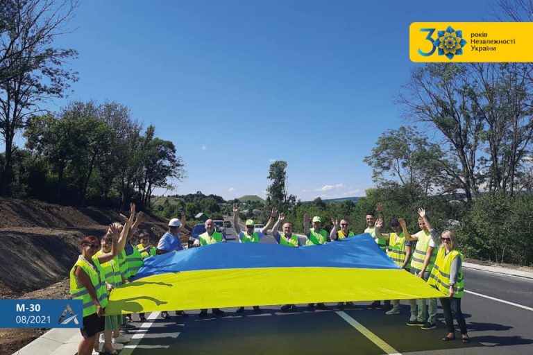 Місцями Великого будівництва: синьо-жовтий привіт з Івано-Франківщини (ФОТО) 1 Місцями Великого будівництва: синьо-жовтий привіт з Івано-Франківщини (ФОТО)