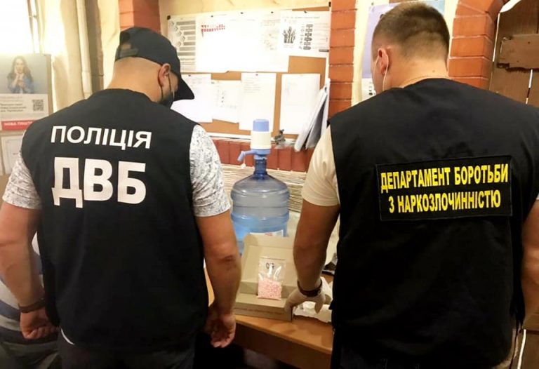 Продавав наркотики через інтернет: у Франківську на "гарячому" затримали молодого хлопця (ФОТО)