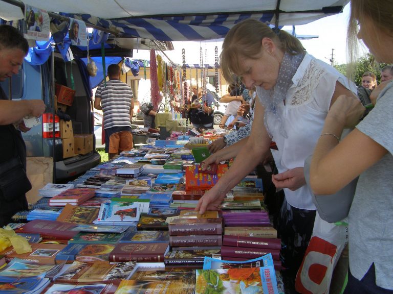 Ікони, книги, яскраві іграшки: що люди купляли на пам'ять про прощу у Крилосі (ФОТО) 11 228398116 394048795575540 804663093736416068 n
