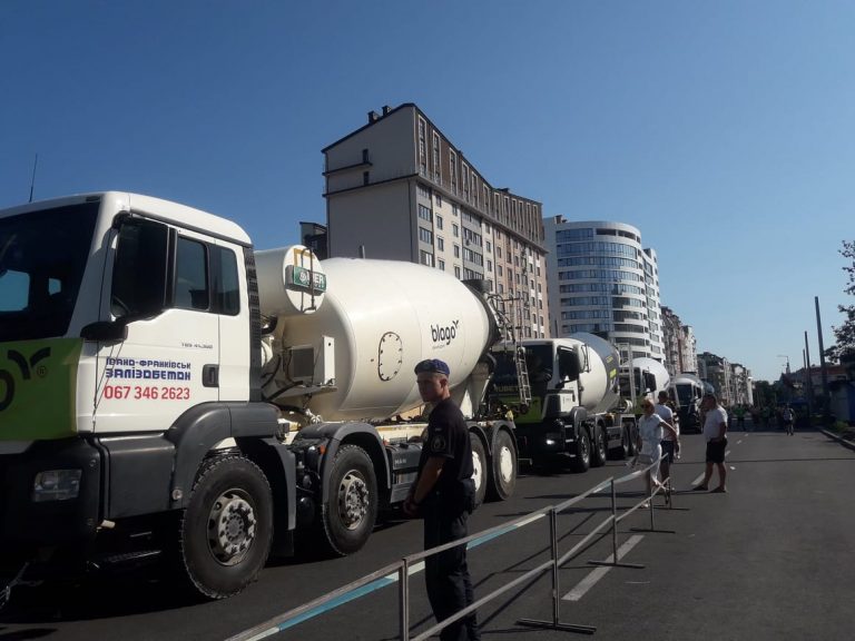 У Франківську троє жінок протягли 5 автомобільних бетонозмішувачів вагою 16 тонн кожний (ФОТО) 6 228607482 341362624363028 6676388794891971909 n