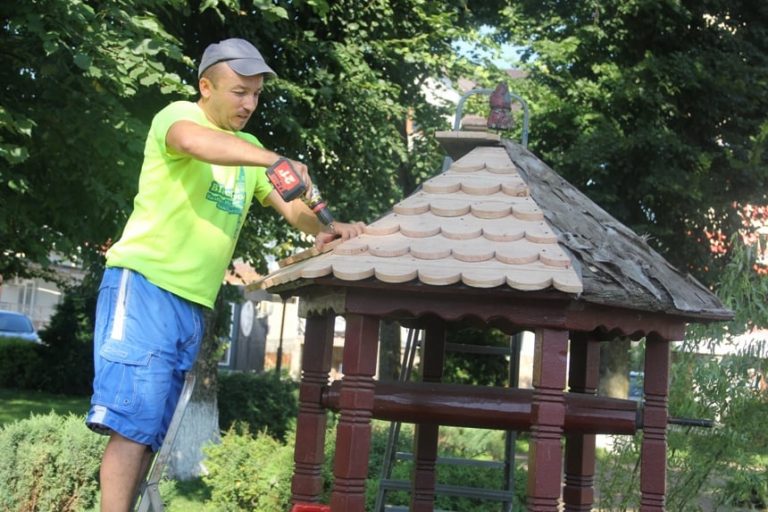 Як комунальники Болехова підготували місто до свят (ФОТО) 7 Як комунальники Болехова підготували місто до свят (ФОТО)