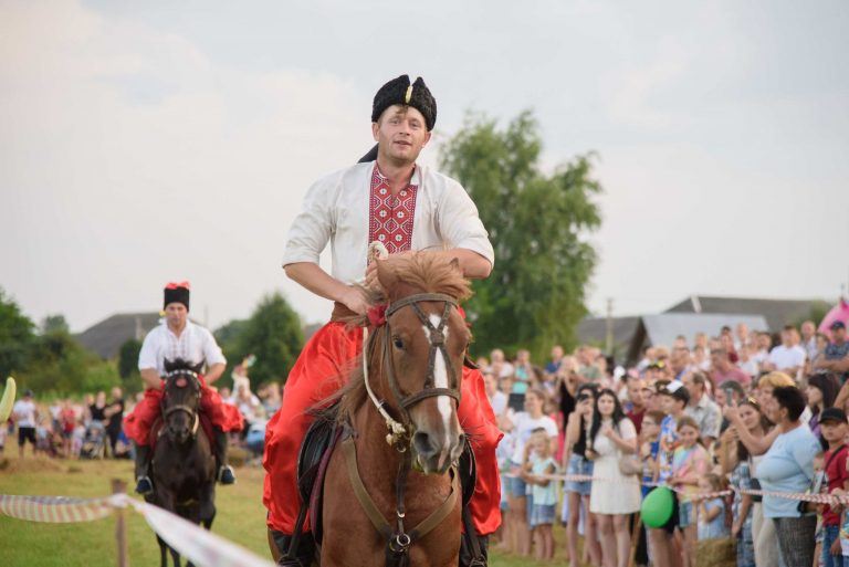 Як Василь Гусениця розвиває кінну акробатику в селі на Богородчанщині (ФОТО) 9 230650535 419140886117595 4401018207646560578 n