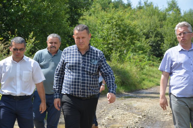 На Надвірнянщині посадовці їздили дізнаватися проблеми Молодківського округу (ФОТО) 7 На Надвірнянщині посадовці їздили дізнаватися проблеми Молодківського округу (ФОТО)