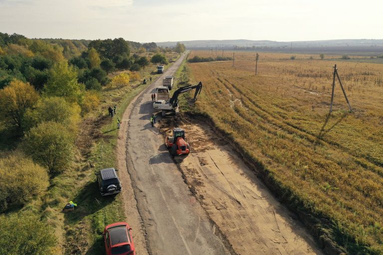 У Львівській області під час ремонту дороги натрапили на цікаву знахідку (ФОТО) 2 У Львівській області під час ремонту дороги натрапили на цікаву знахідку (ФОТО)