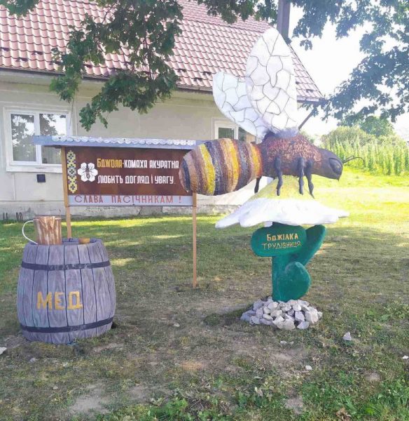 На Коломийщині відкрили пам'ятник "Бджолі-трудівниці" (ФОТО)