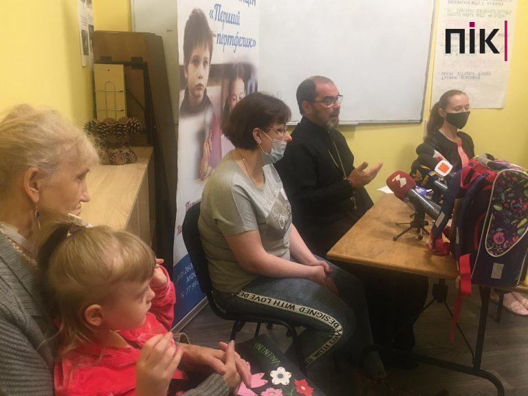 У Франківську стартує благодійна акція "Перший портфелик" (ФОТО) 8 "Перший портфелик": у Франківську стартує благодійна акція (ФОТО)