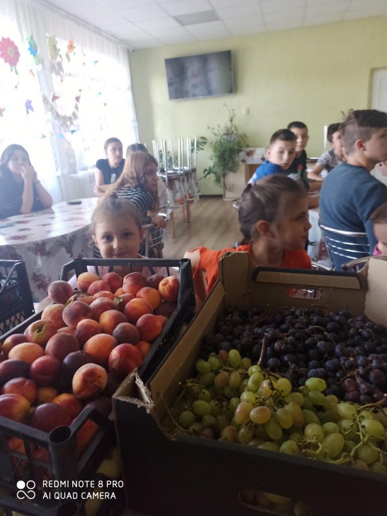 На Прикарпатті у День Спаса благодійники підтримали пенсіонерів та дітей-сиріт (ФОТО) 12 235949206 992684598234116 5842986679657510798 n