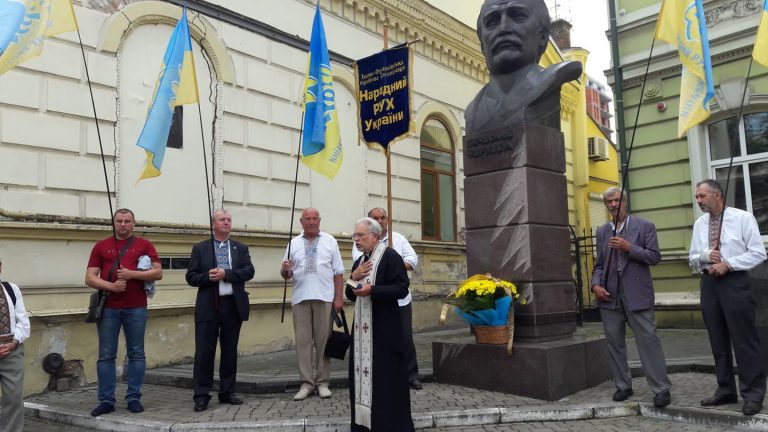 В Івано-Франківську Народний рух прийшов до Чорновола (ФОТО) 10 236983127 803913426970356 3418856233856771342 n