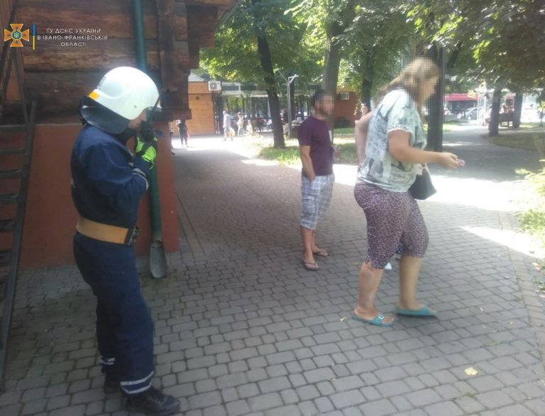 У Франківську жінка застрягла в металевих елементах сходів 12 237116354 4191088654344271 867644188127089863 n