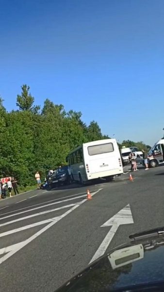 На Коломийщині зіткнулися автобус та автівка: є травмовані (ФОТО, ВІДЕО)