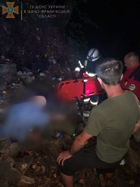 У Яремче рятувальники витягували чоловіка з 15-метрового обриву (ФОТО)