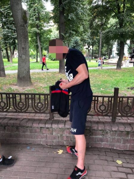 У Франківську хлопець розгулював у футболці з російською символікою (ФОТО)
