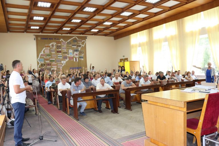 Освітяни Долинщини погрожують страйком: якщо не виплаться борги, не вийдуть на роботу (ФОТО, ВІДЕО) 1 238963446 4335319696524506 8571252757511883414 n