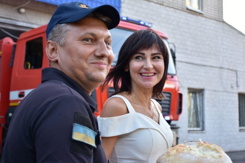 З літака одразу на власне весілля: український рятувальник, який гасив пожежу в Греції встиг одружитися (ФОТО)