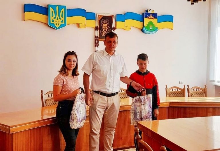 На Богородчанщині подарували шкільне приладдя 44 дітям (ФОТО) 11 На Богородчанщині подарували шкільне приладдя 44 дітям (ФОТО)
