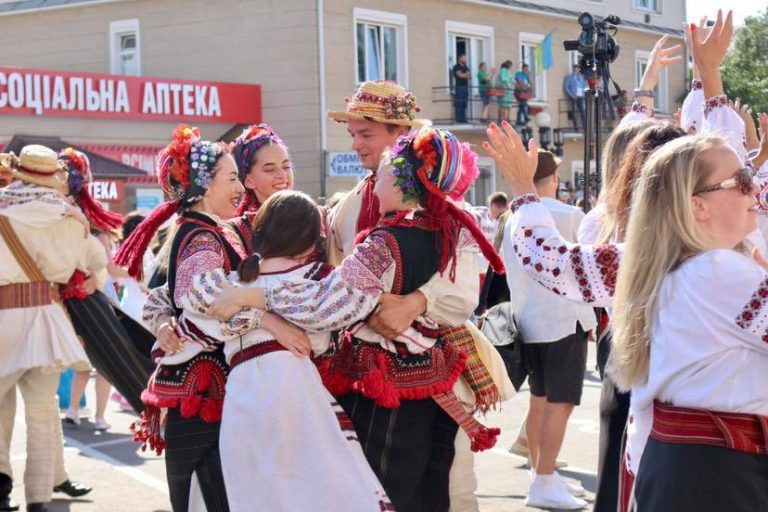 У Коломиї встановили танцювальний рекорд (ФОТО) 2 239648894 948435492406135 4371264022249883516 n