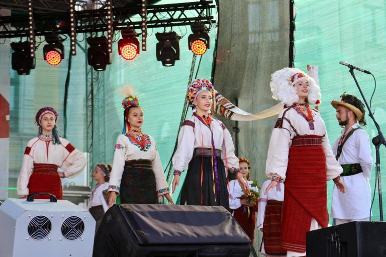 "ПОКУТСЬКІ ВИТОКИ" - фестиваль народної хореографії в Коломиї (ФОТО) 6 240066820 948492809067070 99898259996145068 n