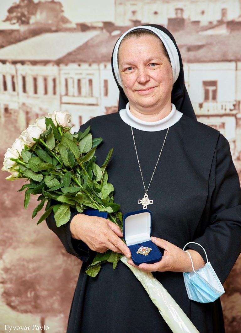 За 19 років служіння церкві франківчанка отримала почесну відзнаку 9 240114995 372139061149023 7751208576488132175 n