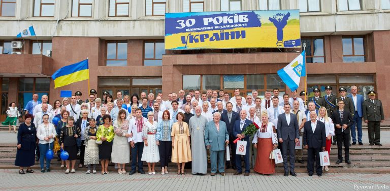 Урочиста сесія Франківської міськради: нагороди знайшли своїх героїв (ФОТО) 5 240163249 374992437530352 7064641631955730823 n
