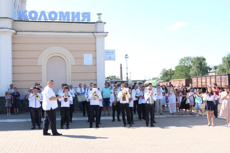 Подарунок до Дня міста: як у Коломиї "Прикарпатський експрес" зустрічали (ФОТО) 1 Подарунок до Дня міста: як у Коломиї "Прикарпатський експрес" зустрічали (ФОТО)